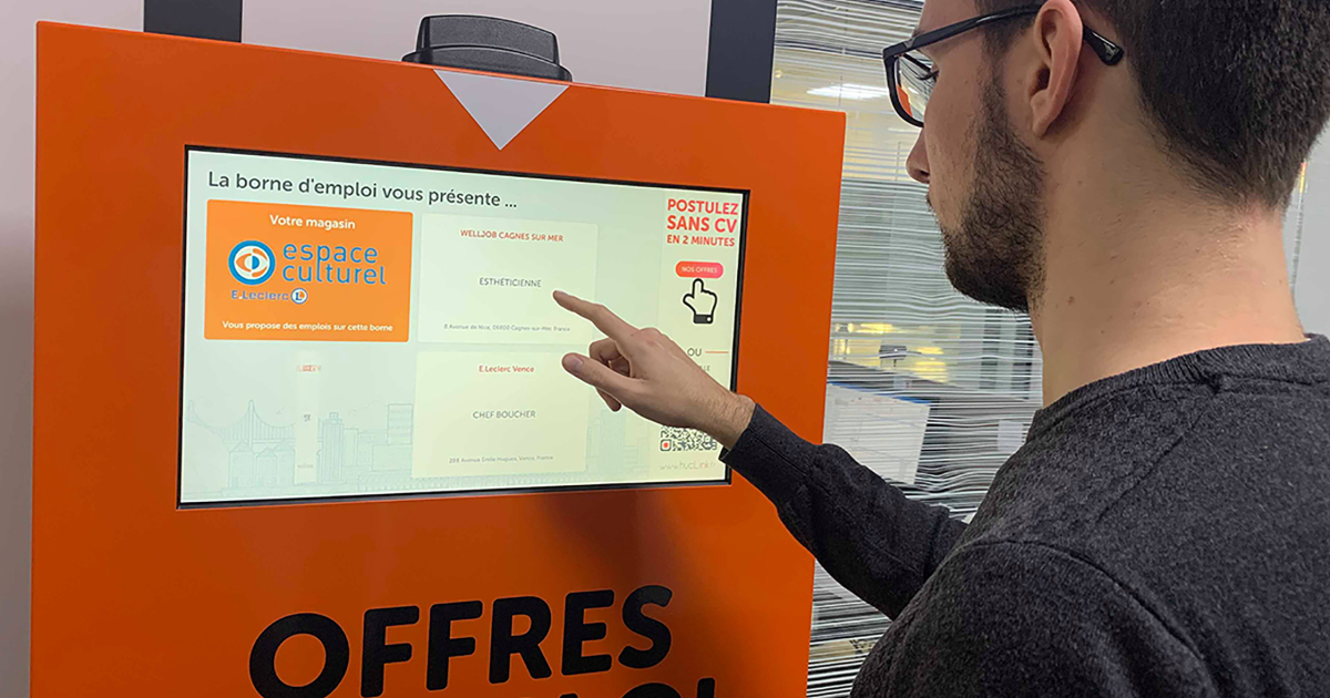Les Bornes D Huclink Veulent Faciliter La Recherche D Emploi Le Journal Des Entreprises Region Sud