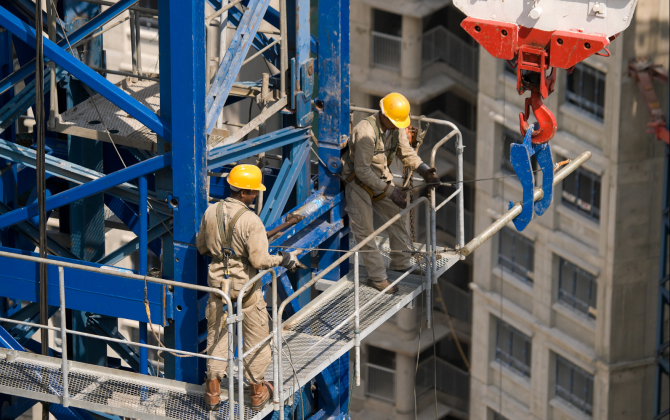 Ouvriers sur un chantier de construction.