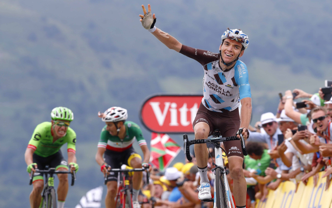 Le cycliste français Romain Bardet sur la ligne d’arrivée de la 12e étape du Tour de France 2017.  
