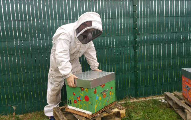 Jérôme Courtin, apiculteur et créateur du Rucher du Champoivre. 