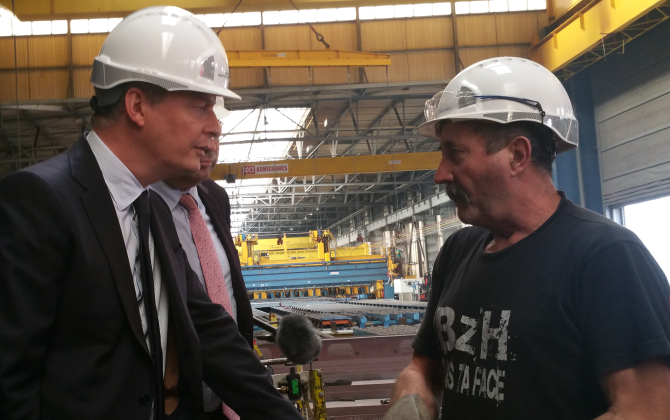 Bruno Le Maire, ministre de l'Economie, en visite sur les chantiers navals de Saint-Nazaire le 27 septembre 2017. 