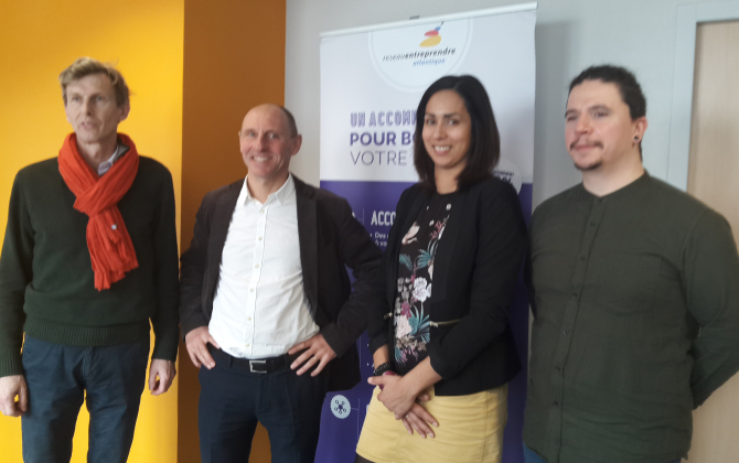 Grégory Flipo, président de Réseau Entreprendre Atlantique, entouré par trois lauréats de la promotion 2017.