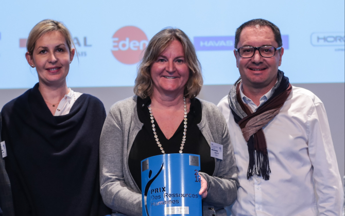Lina Poizeau, directrice du capital humain de Mediaveille, Isabelle Cottrel, responsable de la formation et Olivier Méril, PDG, reçoivent un Prix des ressources humaines Grand Ouest 2018. 