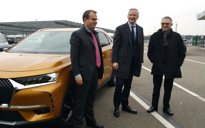 Bruno Le Maire (au centre), ministre de l'Economie, en visite à l'usine PSA de Mulhouse le 23 février 2018, en compagnie du président du groupe Carlos Tavares.