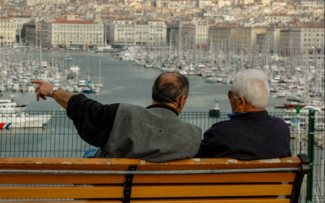 Deux seniors face au Vieux Port