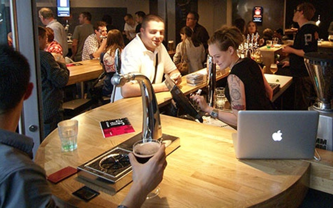 Lancé par trois copains à Lille en 2008, le concept original d'Au Fût et à Mesure s'est très largement développé en franchise, et a été décliné dans une nouvelle enseigne de restaurant, le Beerstro. 