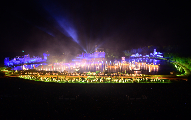 La Cinéscénie, le grand spectacle du Puy du Fou met en scène, deux fois par semaine durant la saison touristique, près de 2 500 bénévoles.