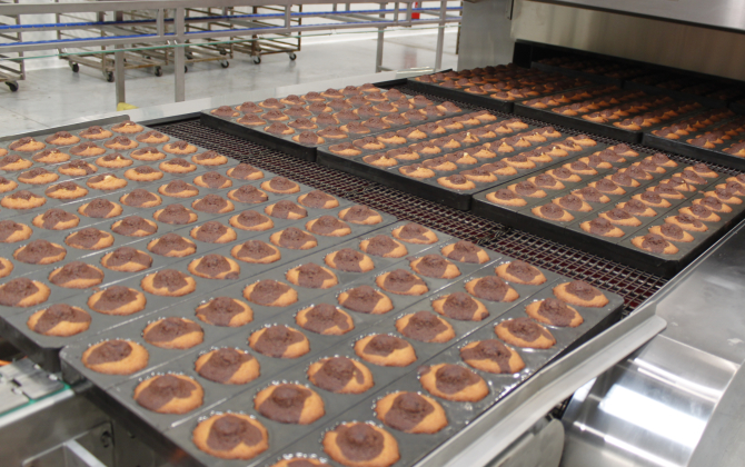 Ligne de fabrication de madeleines au sein de l'usine de la biscuiterie Jeannette à Colombelles (Calvados).