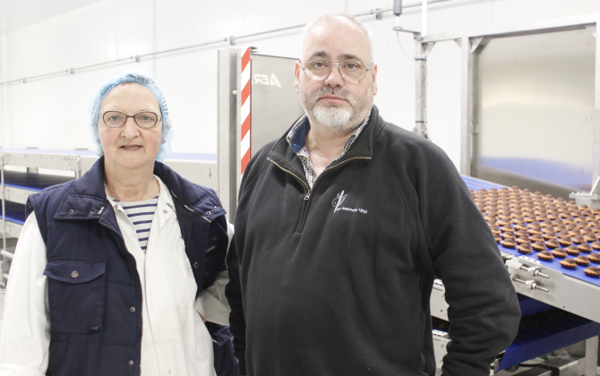 Le dirigeant de la biscuiterie Georges Viana et Marie-Claire Marie, arrivée dans l’entreprise en 1974.
