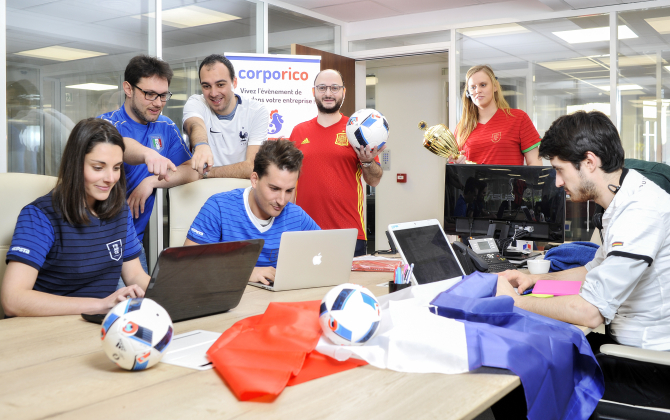 L'équipe de Corporico (plate-forme de pronostics sportifs) au travail et en maillot de football.