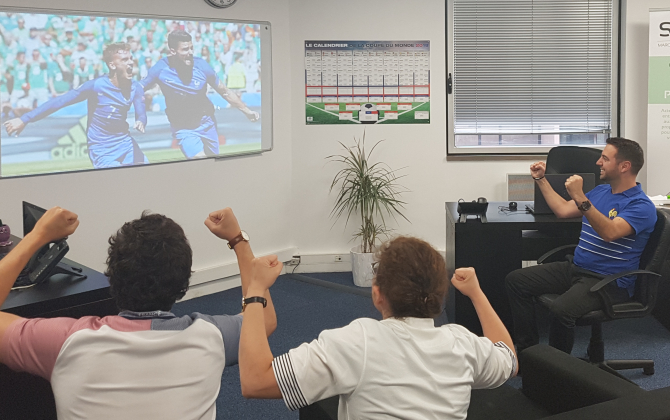 Dans le bureau parisien de Sendao, les commerciaux prennent le temps de regarder les matchs de l'équipe de France de football devant le poste de télévision de leur open space.
