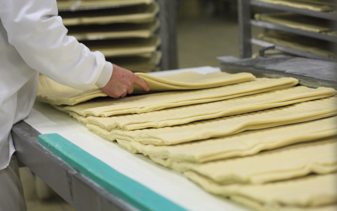 Chaque jour, 2000 palettes de produits finis (croissants, pains et viennoiseries de toutes sortes) sortent du site Bridor de Servon-sur-Vilaine.