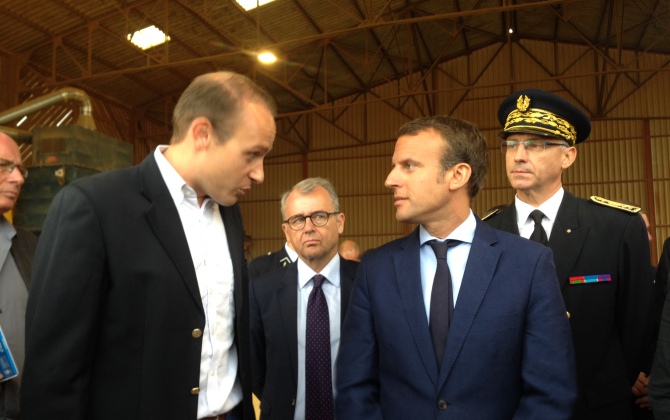 A gauche Julien Blanchard présente son entreprise à Emmanuel Macron, alors ministre de l'Economie, en déplacement en Vendée en août 2016. 