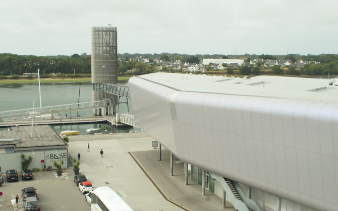 Le quartier Lorient-La Base et sa Cité de la Voile Eric-Tabarly, vus depuis la toiture de l'ancienne base sous-marine.