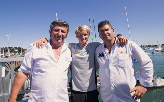 Le skipper Maxime Sorel entouré de Jean-Pierre Derouet et Emmanuel Bouvet, cofondateurs de V&B.