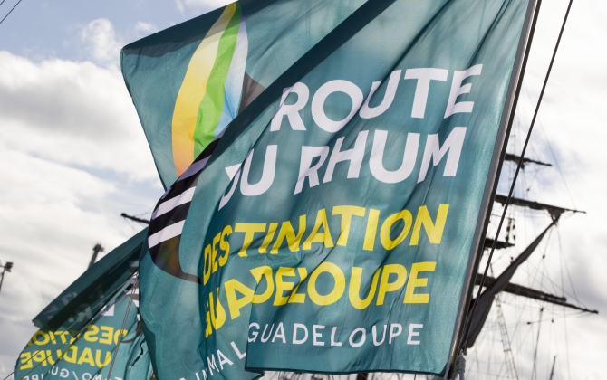 Le drapeau de la Route du Rhum - Destination Guadeloupe flottera à nouveau entre Saint-Malo et la Guadeloupe cet automne.