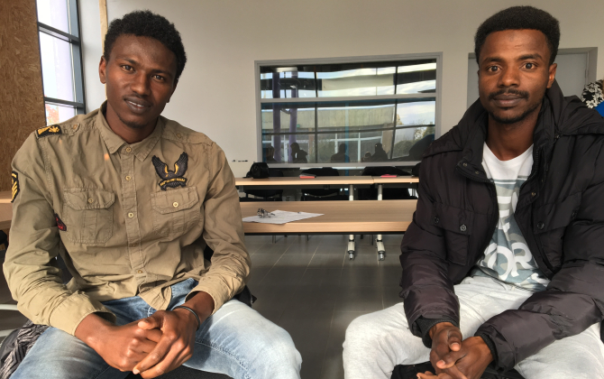 Touhami et Mohammad, originaires du Soudan, vivent en France depuis un an et demi. Début décembre, ils commenceront une formation pour devenir agent d'entretien du bâtiment. 