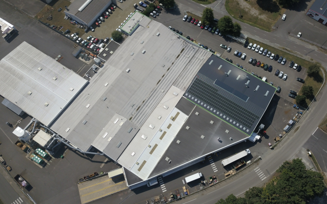Le groupe CETIH a équipé le toit de ses bâtiments à Machecoul de panneaux photovoltaïques pour développer son autoproduction d'électricité.