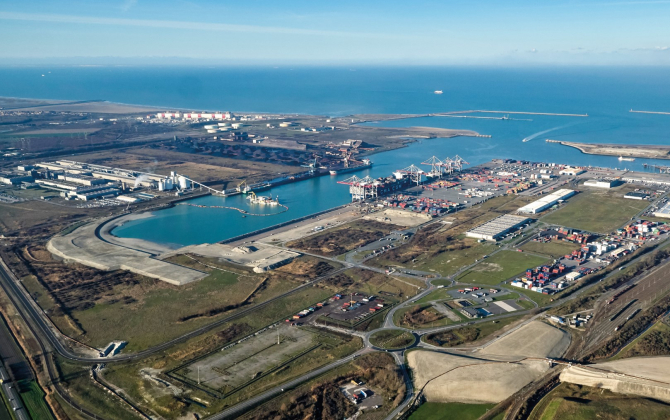 Les travaux de prolongation du quai de Flandres, qui permettront au port d'accueillir simultanément deux grands navires en escale, devraient s'achever courant 2019. 