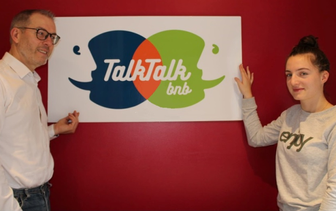 TalktalkBnB, un pont entre cultures et générations. Ci-dessus, Hubert et Alina, startuper en famille. — Photo : @TalktalkBnb