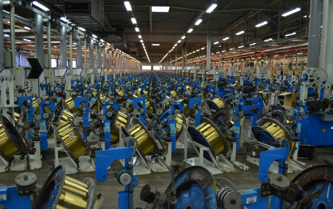 Fabrication de renforts métalliques pour pneumatiques dans l'usine Michelin de Vannes