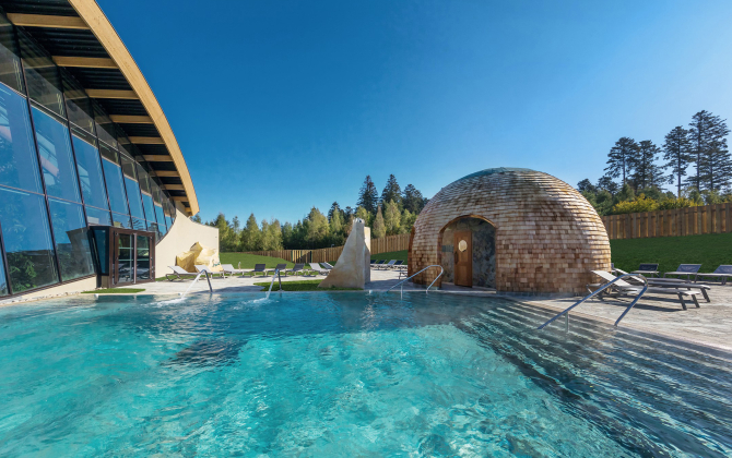 Un bassin chauffé, un sauna circulaire et un jacuzzi sur une terrasse minérale permettent de prolonger l’expérience du spa au Domaine des Trois Forêts tout au long de l’année.