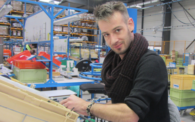 Romain Afonso, handicapé du dos, travaille au sein du service aéronautique de Bretagne Ateliers à Rennes.