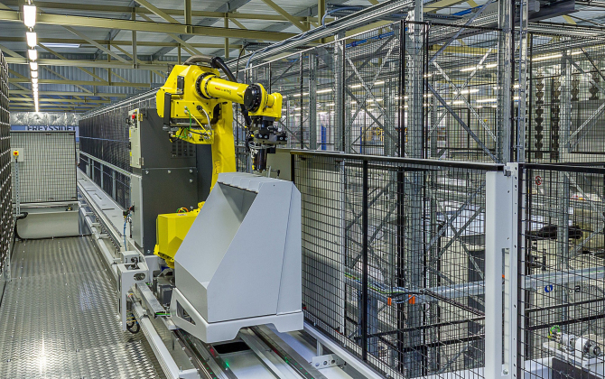 Robots de production au sein de l'usine Freyssinet Aero Equipment dans le Tarn.