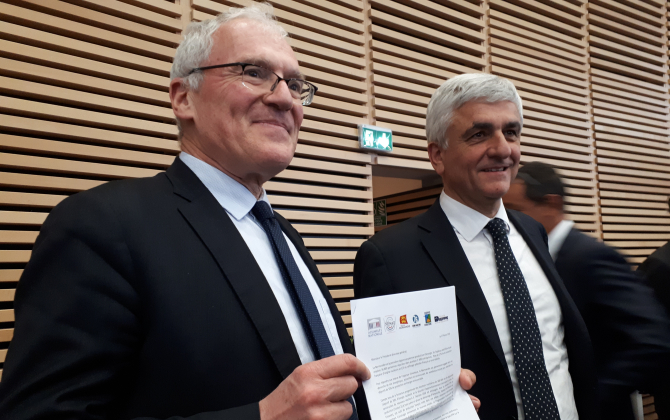 Hervé Morin, Président de la Région Normandie (à droite) a remis la lettre de candidature de la Normandie à Jean-Bernard Lévy, PDG d'EDF, pour la construction de deux nouveaux EPR en Seine-Maritime