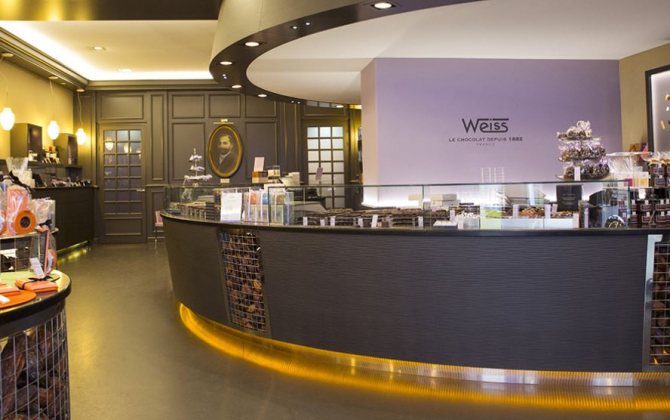 Weiss compte cinq boutiques à Lyon, Clermont-Ferrand, Strasbourg et Saint-Etienne (deux).