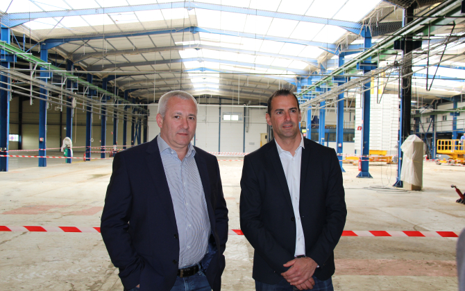 Marc Sevestre, PDG de Cap Group, et Samuel Guérin, directeur général de Cap Profilé, sur le nouveau site, en cours de réhabilitation à Moult
