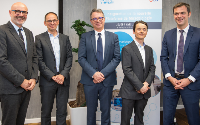 Inauguration en mars 2019 de la plateforme automatisée en bactériologie de Oriade-Noviale. À gauche, Nicolas Chandellier, PDG de BD France, et au centre Philippe Cart-Lamy, dirigeant de Oriade-Noviale.
