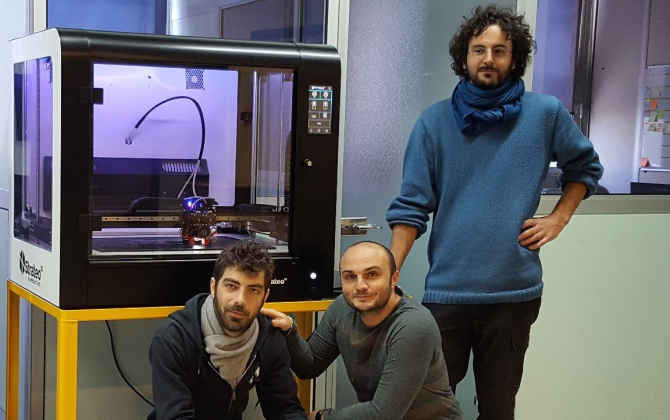 Les trois fondateurs d’eMotion Tech, Guilhem Peres, Franck Liguori et Hugo Flye (de gauche à droite) devant Stratéo 3D, leur nouvelle imprimante 3D professionnelle. 