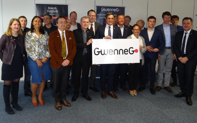 L'équipe de GwenneG entourée de partenaires et entreprises accompagnées.