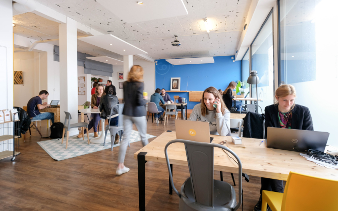 A l’image de l’espace de coworking La Colloc, à Lorient, les bureaux sont aujourd’hui de plus en plus imaginés comme des lieux de vie, flexibles et qui facilitent les échanges. 