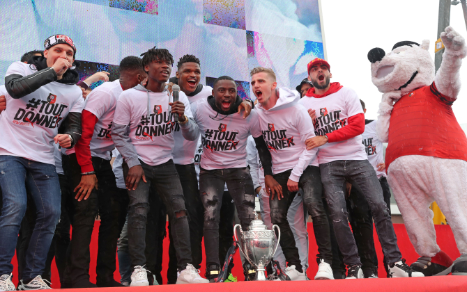 Les joueurs du Stade Rennais ont fêté comme il se doit la Coupe de France de football, dans une ville en fête.