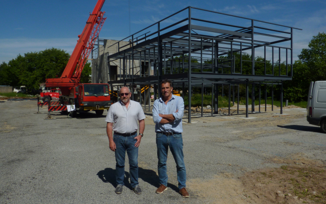 Thierry Normant et Pierre Monfort, dirigeants de Thalos, devant le chantier du nouveau siège, parc technologique de Soye.