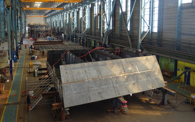Hangar de fabrication sur le site de Naval Group à Lorient