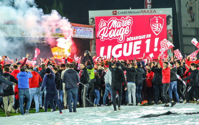 La pelouse a été envahie par les supporters suite à la montée en Ligue 1 du SB29. 