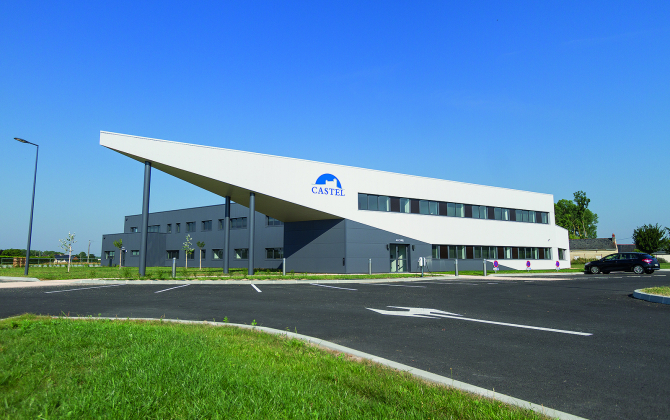L'entreprise Castel est installée à Neuillé dans un bâtiment de 3250 mètres carrés.  