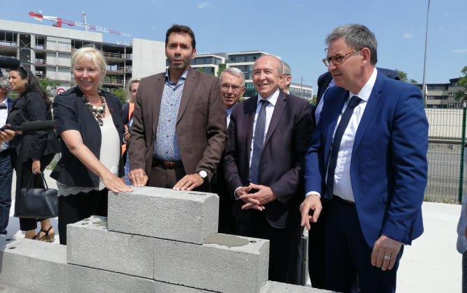Elisabeth Ayrault (présidente de la CNR), Louis Pelaez (président de Lyon Parc Auto), Gérard Collomb (maire de Lyon) et David Kimelfeld (président de la Métropole de Lyon) posent la première pierre du futur Hôtel de logistique urbaine sur le site du Port de Lyon (7e arrondissement).
