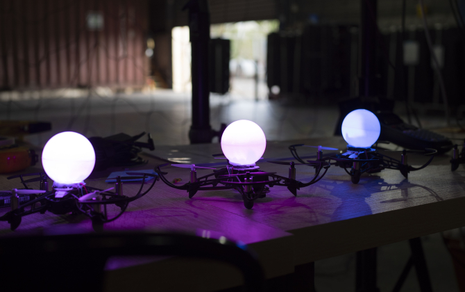 Drones lumineux de la start-up girondine Dronisos