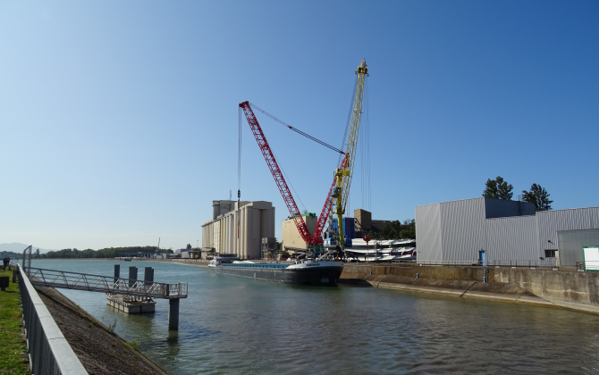 Une nouvelle grue, d’une capacité de levage de 1000 tonnes, vient d'être installée au Port de Colmar-Neuf-Brisach. Elle préfigure la création future d’un véritable terminal colis lourd qui pourra accompagner le développement de la future zone d'activité EcoRhéna.