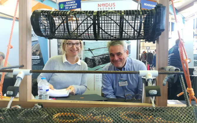 Olivia Eidenberger, en charge du développement commercial, et Yves Laurant, président de Nodus Factory, sur le stand du salon national de la conchyliculture à Vannes, en 2019.