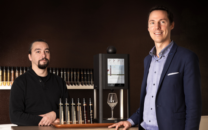 Luis Da Silva (à gauche) et Thibaut Jarrousse, dirigeants fondateurs de 10-Vins ont repositionné leur machine à déguster le vin sur le marché des professionnels.