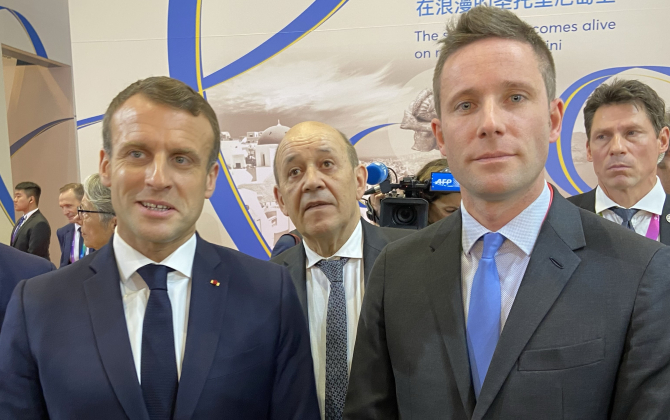 Le président de la République Emmanuel Macron et le président du Puy du Fou Nicolas de Villiers, lors d'un voyage officiel en Chine en novembre 2019. 