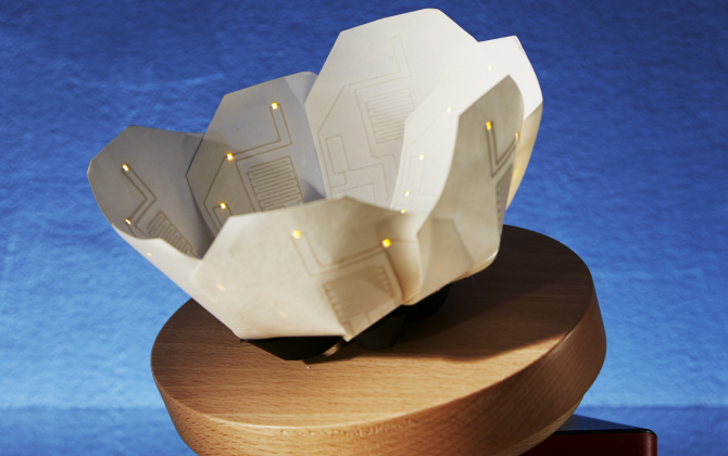 Le papier PaperTouch peut contenir des capteurs sensible au toucher et au souffle ainsi que des antennes connectées qui réagissent à l'approche d'un smartphone.