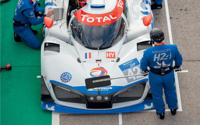 Le prototype électrique hydrogène LMPH2G, mis au point par Green GT en partenariat avec l'Automobile club de l'ouest, participait en octobre dernier aux essais libres de la Michelin Le Mans Cup, avec 26 concurrents en piste, dans le cadre du meeting des 4 heures de Portimao.