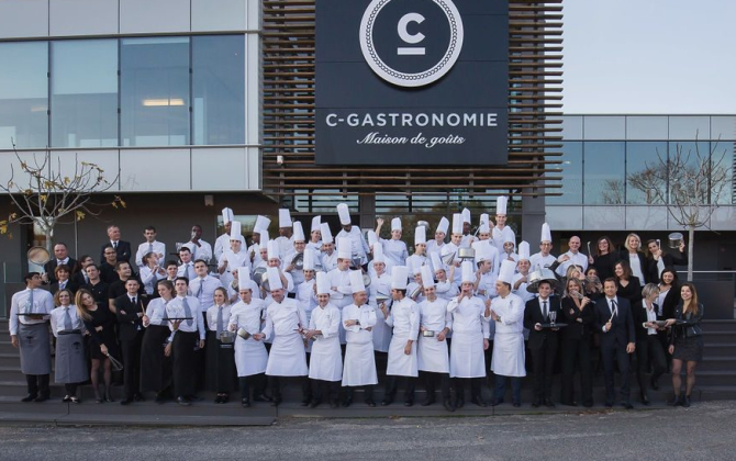 L'équipe de la société de traiteur C-Gastronomie, basé à Chaponost dans le Rhône