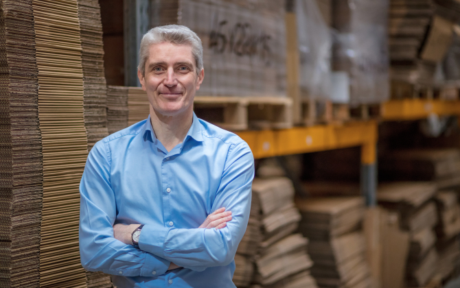 Anthony Morin a repris BAM Emballages il y a trois ans. Depuis le début de la crise, avec ses neuf salariés, il assure la continuité de l'approvisionnement de ses clients pour qu'ils puissent continuer à expédier leurs marchandises. 